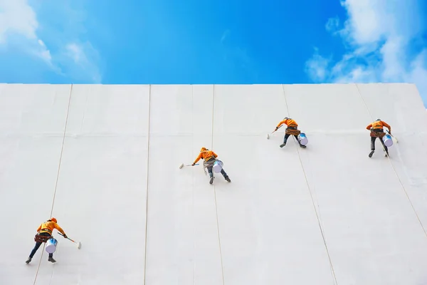 Pintores de alto edificio condominio al aire libre espolvorear con cuerda segura en Bangkok tailandia . — Foto de Stock