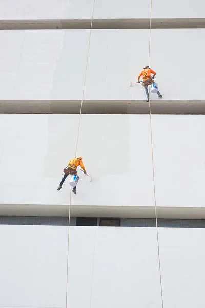 Pintores de alto edificio condominio al aire libre espolvorear con cuerda segura en Bangkok tailandia . — Foto de Stock