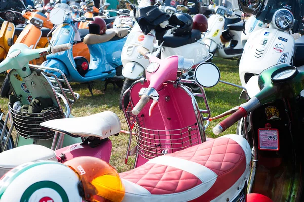 Bangkok, Thailand-mars 14,2015 68 år av Vespa La Festa vara en del av den största Vespa husvagn i Asien 14.03.15 — Stockfoto