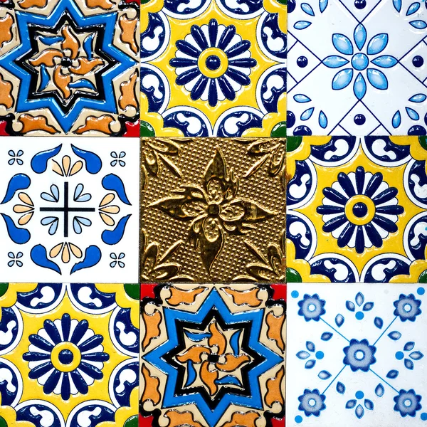 Hermosa pared antigua azulejos de cerámica patrones artesanía de tailandiay público . —  Fotos de Stock