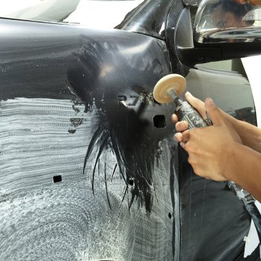 Araba vücut çalışma oto tamir boya kazadan sonra.