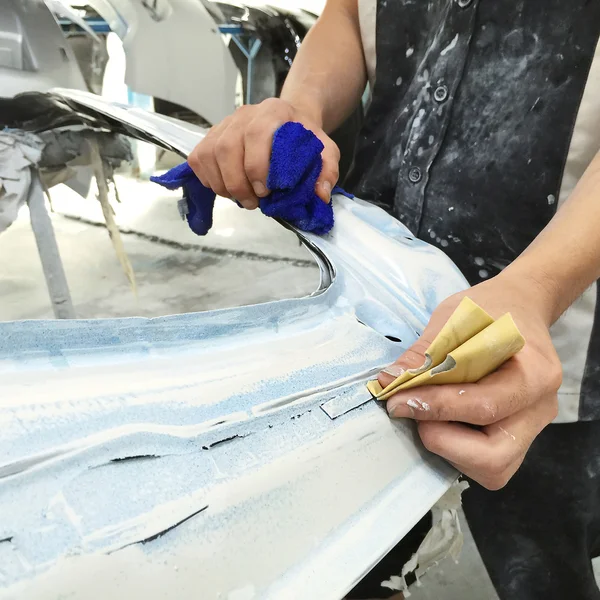 Carro corpo trabalho automóvel Reparação de pintura após o acidente . — Fotografia de Stock