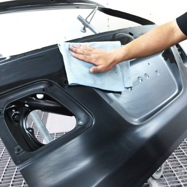 Araba vücut çalışma oto tamir boya kazadan sonra.