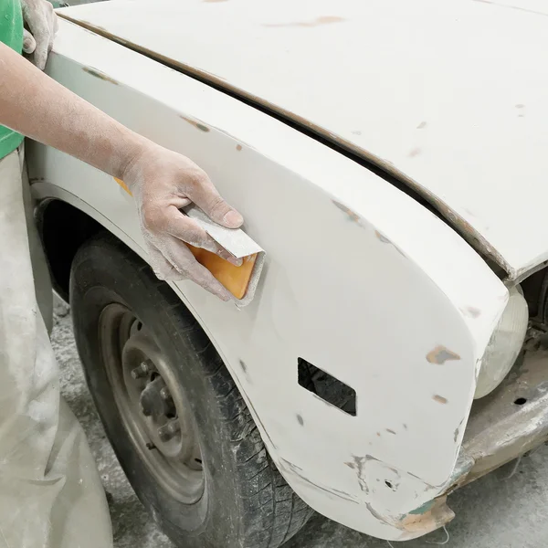 Cuerpo del coche trabajo auto reparación de pintura después del accidente . — Foto de Stock