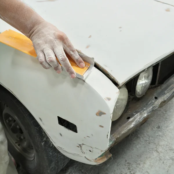 Cuerpo del coche trabajo auto reparación de pintura después del accidente . — Foto de Stock