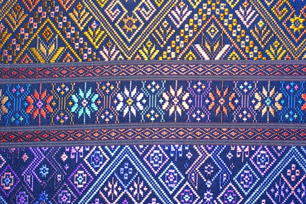 Colorido tailandés seda artesanía estilo peruano alfombra superficie de cerca Más este motivo y más textiles raya peruana hermoso fondo tapiz persa nómada detalle patrón farabic moda textil . — Foto de Stock