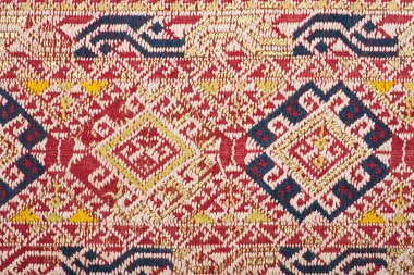 Kimyasal ücretsiz 60 yıldan daha eski renkli Tay Perulu stil halı yüzey eski vintage yırtık koruma Made doğal malzemelerden elişi yakın çekim.