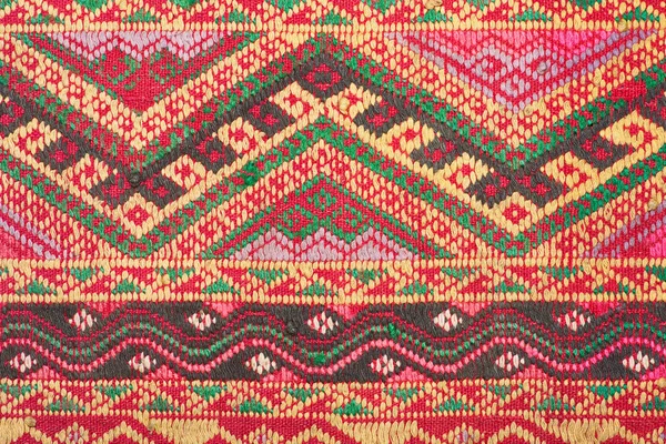 Plus de 60 ans coloré thai artisanat péruvien tapis de style surface vieux vintage déchiré conservation Fabriqué à partir de matériaux naturels Sans produits chimiques gros plan . — Photo