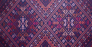 Kimyasal ücretsiz 60 yıldan daha eski renkli Tay Perulu stil halı yüzey eski vintage yırtık koruma Made doğal malzemelerden elişi yakın çekim.