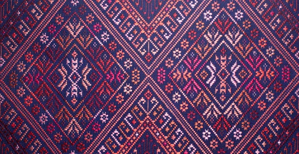 Kimyasal ücretsiz 60 yıldan daha eski renkli Tay Perulu stil halı yüzey eski vintage yırtık koruma Made doğal malzemelerden elişi yakın çekim.