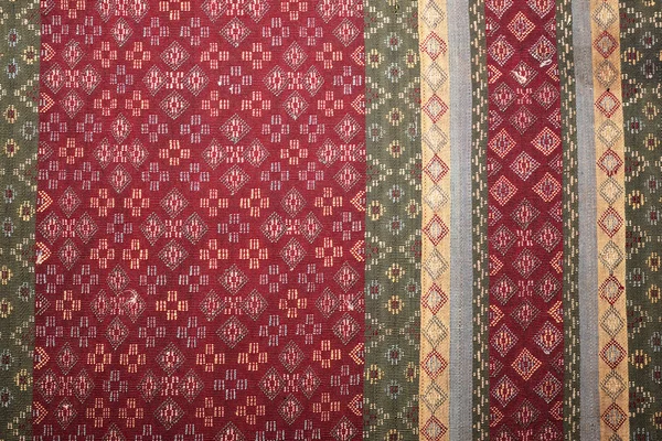 Περισσότερο από 60 ετών πολύχρωμο ταϊλανδέζικο μετάξι handcraft Περού στυλ κουβέρτα επιφάνεια κοντά επάνω κλωστοϋφαντουργικών προϊόντων Περού όμορφο φόντο μωσαϊκό λεπτομέρειες περσική μοτίβο farabic μόδας παλιά αρχαία ύφασμα — Φωτογραφία Αρχείου