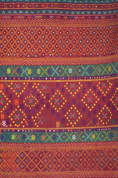 Tecido antigo mais de 60 anos de idade colorido tailandês seda artesanato peruano estilo tapete superfície fechar têxteis peruano bonito fundo tapeçaria persa detalhe padrão farabic moda velha — Fotografia de Stock