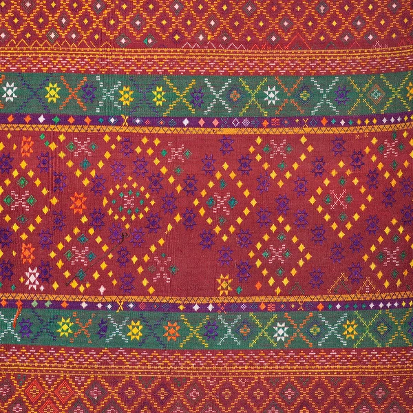 Tecido antigo mais de 60 anos de idade colorido tailandês seda artesanato peruano estilo tapete superfície fechar têxteis peruano bonito fundo tapeçaria persa detalhe padrão farabic moda velha — Fotografia de Stock