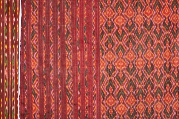 Tecido antigo mais de 60 anos de idade colorido tailandês seda artesanato peruano estilo tapete superfície fechar têxteis peruano bonito fundo tapeçaria persa detalhe padrão farabic moda velha — Fotografia de Stock