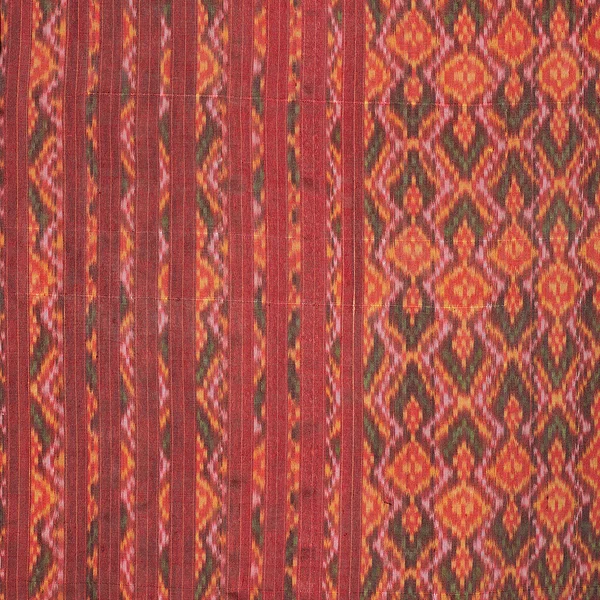 Oude stof meer dan 60 jaar oude kleurrijke Thaise zijde handwerk Peruaanse stijl deken oppervlak close-up textiel Peruaanse mooie achtergrond tapestry Perzisch detail patroon farabic modieus oude — Stockfoto