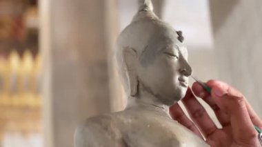 Buda 'nın titiz bir heykeltraşı, sessiz bir stüdyoda geleneksel heykelin hassasiyetini ve dinginliğini aktarıyor..