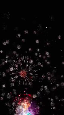 4 bin. Gerçek havai fişeklerin kusursuz döngü arka planında gece gökyüzünde Bokeh ışıkları olan altın havai fişekler. Parlak havai fişek gösterisi. Yeni yıl arifesinde havai fişekler birden fazla rengi kutluyor.