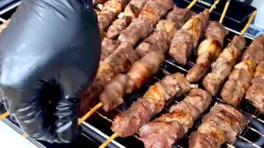 Sulu ızgara et şişleri ızgara ızgara ızgarasında pişiyor. Lezzetli güveç izleri ve dumanlı tatlar sergiliyor. Yemek ve yemek temaları için mükemmel..