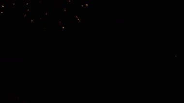 4 bin. Gerçek havai fişeklerin kusursuz döngü arka planında gece gökyüzünde Bokeh ışıkları olan altın havai fişekler. Parlak havai fişek gösterisi. Yeni yıl arifesinde havai fişekler birden fazla rengi kutluyor.