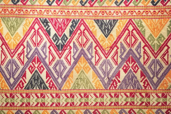 Bunte thailändische Seide Handarbeit peruanischen Stil Teppichoberfläche Nahaufnahme mehr dieses Motiv & mehr Textilien peruanischen Streifen schönen Hintergrund Wandteppich persischen Nomaden Detail Muster farabic modisches Textil. — Stockfoto