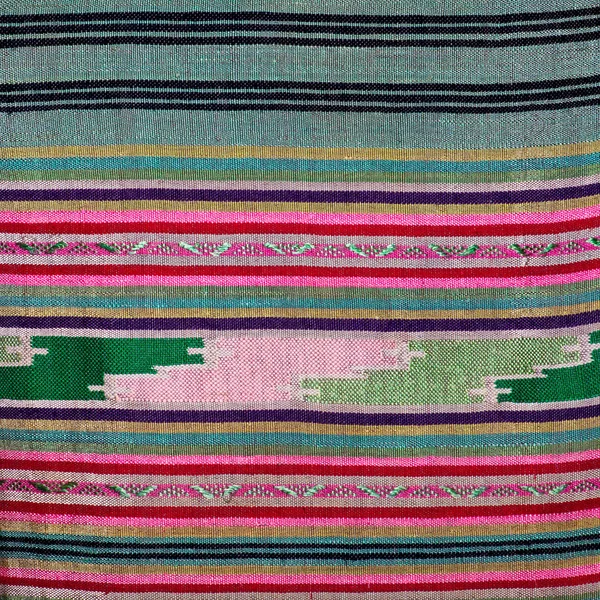 Bunte thailändische Seide Handarbeit peruanischen Stil Teppichoberfläche Nahaufnahme mehr dieses Motiv & mehr Textilien peruanischen Streifen schönen Hintergrund Wandteppich persischen Nomaden Detail Muster farabic modisches Textil. — Stockfoto