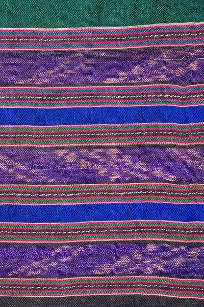 Colorido tailandés seda artesanía estilo peruano alfombra superficie de cerca Más este motivo y más textiles raya peruana hermoso fondo tapiz persa nómada detalle patrón farabic moda textil . — Foto de Stock