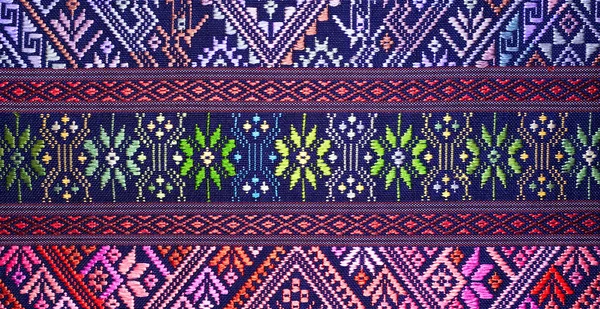 Барвиста тайська шовкова ручна робота в перуанському стилі килимова поверхня крупним планом Більш цей мотив і більше текстильна перуанська смуга красивого фону гобелена перська кочова деталь візерунок фарва модний текстиль . — стокове фото