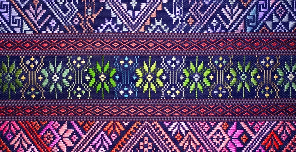 Colorful thai silk handcraft peruvian style rug surface close up More this motif & more textiles peruvian stripe beautiful background tapestry persian nomad detail pattern farabic fashionable textile. — Stock Photo, Image