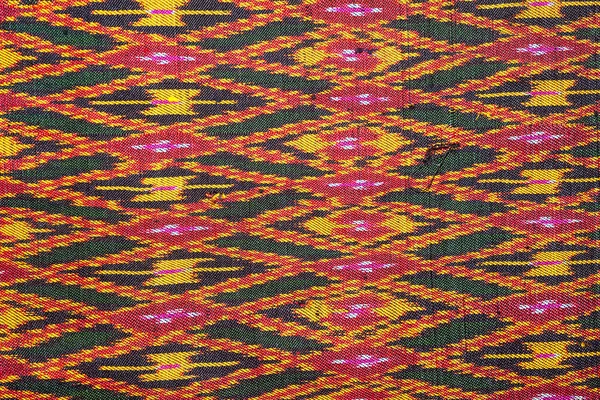 Kleurrijke Thaise zijde handwerk Peruaanse stijl deken oppervlakte dicht omhoog meer dit motief & meer textiel Peruaanse stripe mooie achtergrond tapijt Perzisch nomad detail patroon farabic modieuze textiel. — Stockfoto