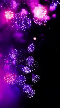 4 bin. Gerçek havai fişeklerin kusursuz döngü arka planında gece gökyüzünde Bokeh ışıkları olan altın havai fişekler. Parlak havai fişek gösterisi. Yeni yıl arifesinde havai fişekler birden fazla rengi kutluyor.