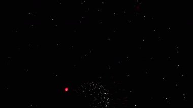 4 bin. Gerçek havai fişeklerin kusursuz döngü arka planında gece gökyüzünde Bokeh ışıkları olan altın havai fişekler. Parlak havai fişek gösterisi. Yeni yıl arifesinde havai fişekler birden fazla rengi kutluyor.