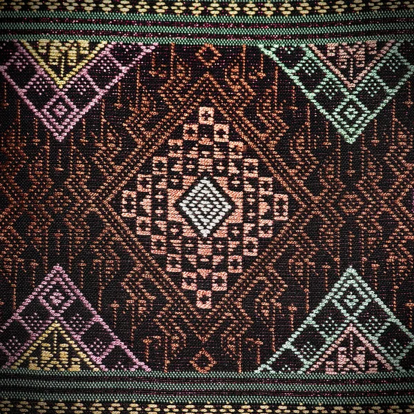 Kleurrijke Thaise zijde handwerk Peruaanse stijl deken oppervlakte dicht omhoog meer dit motief & meer textiel Peruaanse stripe mooie achtergrond tapijt Perzisch nomad detail patroon farabic modieuze textiel. — Stockfoto