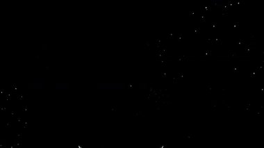 4 bin. Gerçek havai fişeklerin kusursuz döngü arka planında gece gökyüzünde Bokeh ışıkları olan altın havai fişekler. Parlak havai fişek gösterisi. Yeni yıl arifesinde havai fişekler birden fazla rengi kutluyor.