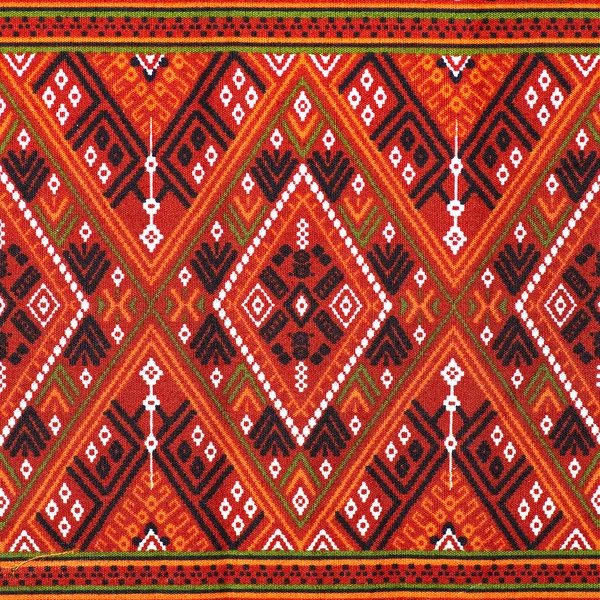 Colorido tailandés seda artesanía estilo peruano alfombra superficie de cerca Más este motivo y más textiles raya peruana hermoso fondo tapiz persa nómada detalle patrón farabic moda textil . — Foto de Stock