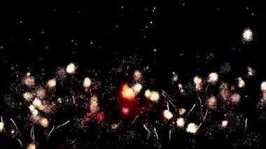 4 bin. Gerçek havai fişeklerin kusursuz döngü arka planında gece gökyüzünde Bokeh ışıkları olan altın havai fişekler. Parlak havai fişek gösterisi. Yeni yıl arifesinde havai fişekler birden fazla rengi kutluyor.