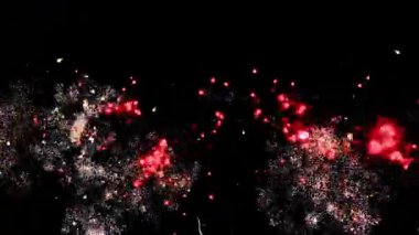 4 bin. Gerçek havai fişeklerin kusursuz döngü arka planında gece gökyüzünde Bokeh ışıkları olan altın havai fişekler. Parlak havai fişek gösterisi. Yeni yıl arifesinde havai fişekler birden fazla rengi kutluyor.