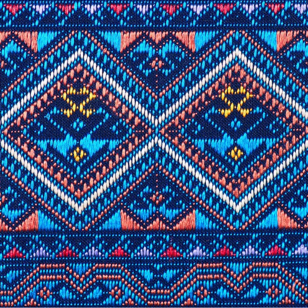 Colorido tailandés seda artesanía estilo peruano alfombra superficie de cerca Más este motivo y más textiles raya peruana hermoso fondo tapiz persa nómada detalle patrón farabic moda textil . — Foto de Stock