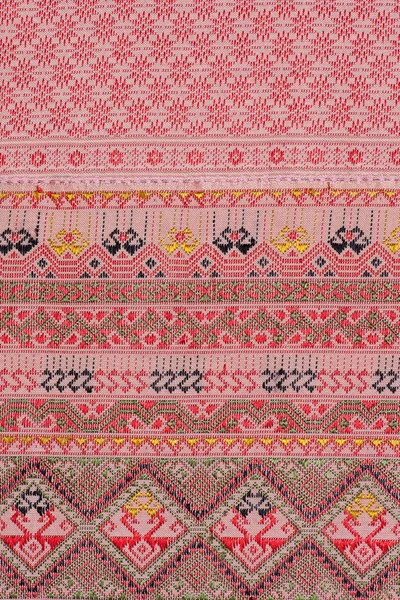 Colorido tailandés seda artesanía estilo peruano alfombra superficie de cerca Más este motivo y más textiles raya peruana hermoso fondo tapiz persa nómada detalle patrón farabic moda textil . — Foto de Stock