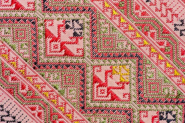 Bunte thailändische Seide Handarbeit peruanischen Stil Teppichoberfläche Nahaufnahme mehr dieses Motiv & mehr Textilien peruanischen Streifen schönen Hintergrund Wandteppich persischen Nomaden Detail Muster farabic modisches Textil. — Stockfoto