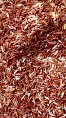 Organik Sangyot esmer pirinç, Tayland 'ın yerel pirinç türü, besin, lif ve antioksidan açısından zengindir, temiz gıda, sağlıklı bir yaşam tarzı ve sürdürülebilir tarım kavramını yansıtır.