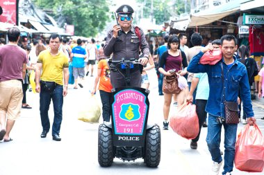 Bangkok Tayland-Ekim 18 Chatuchak Hafta sonu Pazar Polis turist turist Emanet kontrol. Ovtober 18,2015 yürüyerek devriye yerine onun gaz scooter ile piyasada ürün gitti