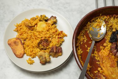 Fırında pilavlı tabak, güvecin yanında. Valencia, İspanya