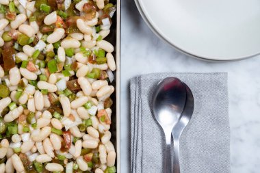 Mermer masada fasulye salatası tabağı.