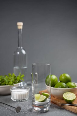 Mojito kokteyli hazırlığı. Masada bazı malzeme ve aletler var.