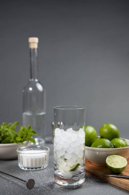 Mojito kokteyli hazırlığı. Masada bazı malzeme ve aletler var.