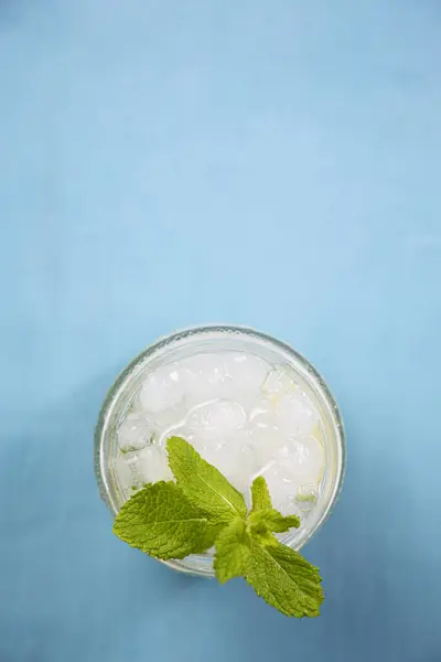 Een Verfrissende Mojito Cocktail Een Blauwe Tafel Bovenaanzicht — Stockfoto