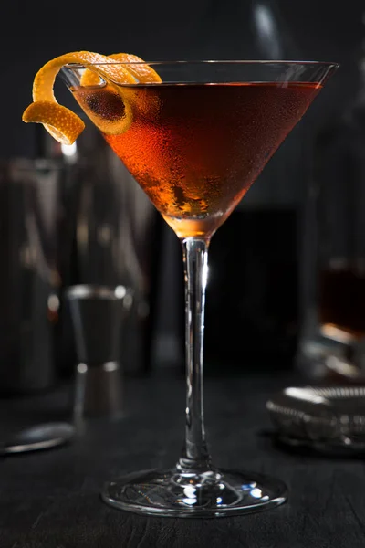 Cocktail Manhattan Avec Une Touche Orange Comme Garniture — Photo