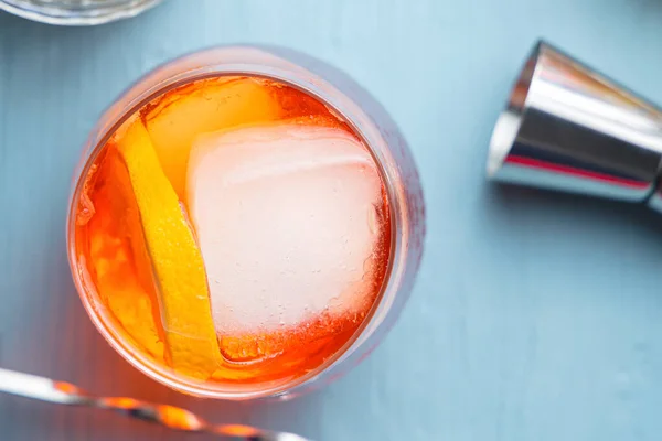 Ποτήρι Κλασικού Ιταλικού Απεριτίφ Spritz Cocktail Φέτα Πορτοκαλιού Γαρνιτούρα Μπλε — Φωτογραφία Αρχείου