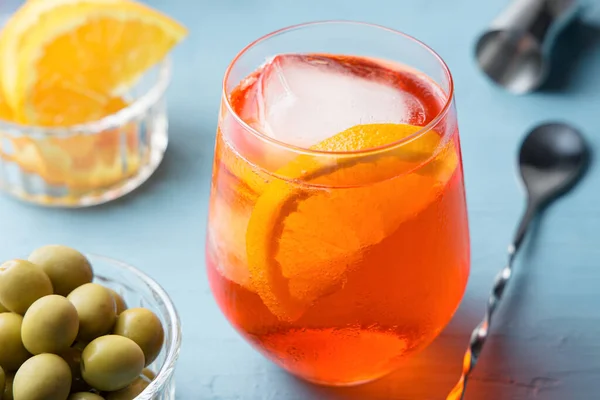 Copo Coquetel Spritz Aperol Frio Com Algumas Azeitonas Mesa Azul — Fotografia de Stock