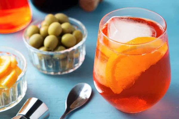 Glas Koude Spritz Cocktail Met Olijven Blauwe Tafel — Stockfoto